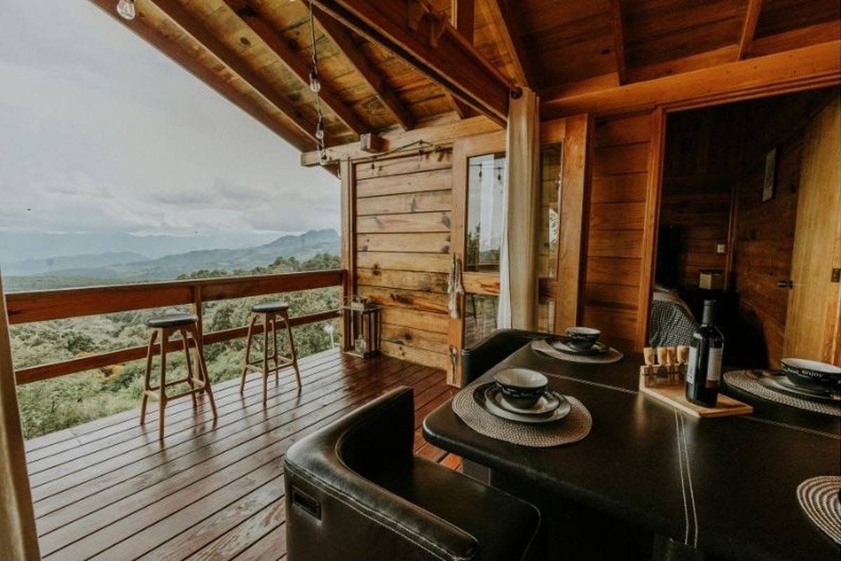 Table dressée et terrasse donnant sur la vallée