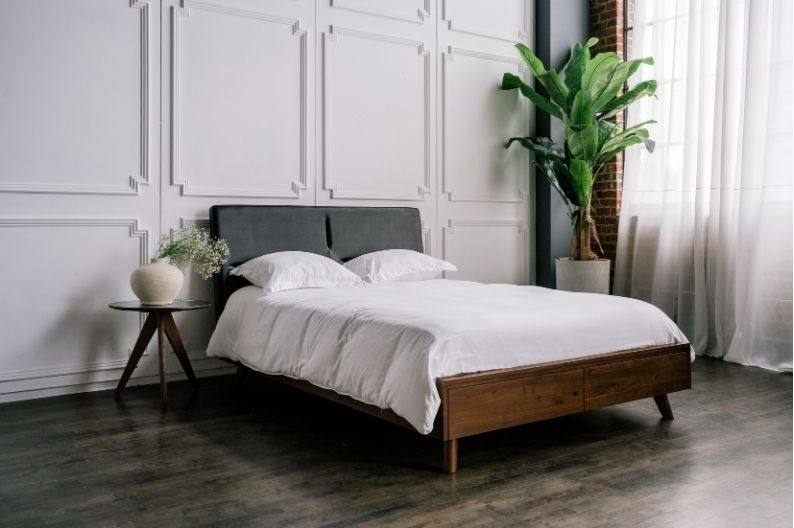 Chambre au lit refait avec une literie blanche propre