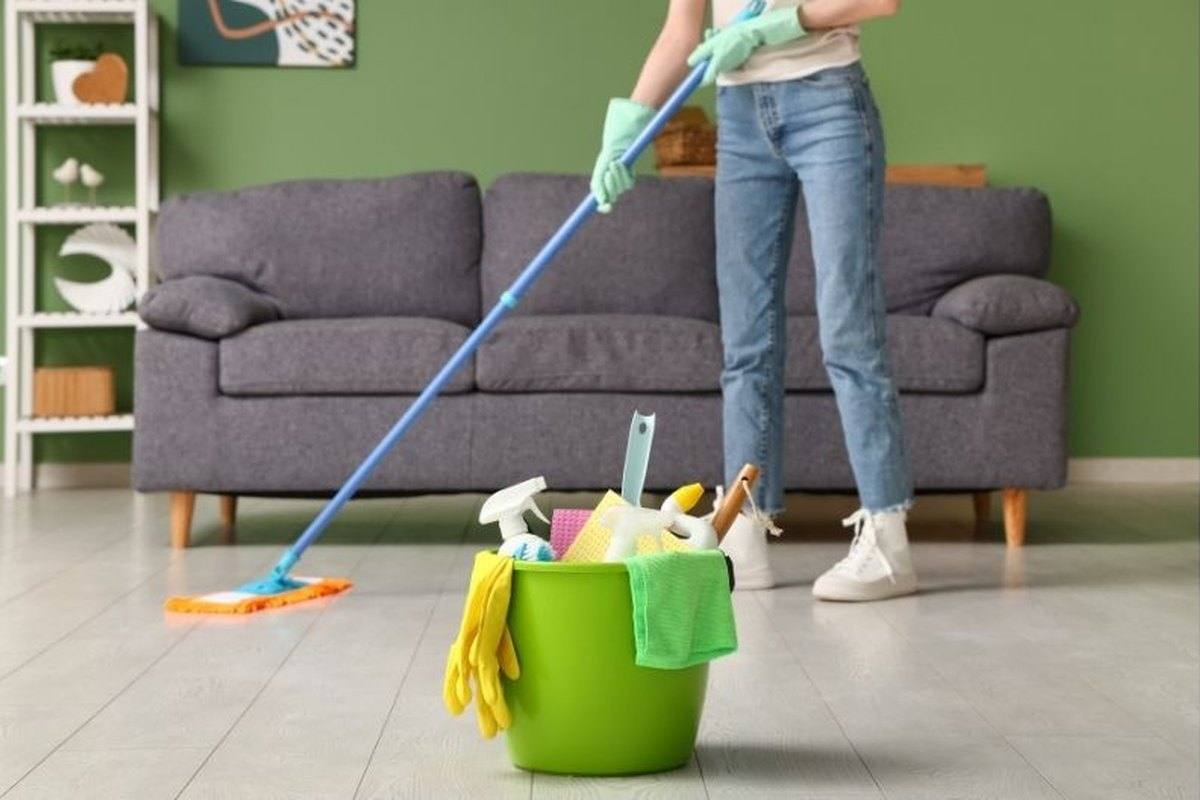Ménage du salon entre deux séjours, plancher lavé