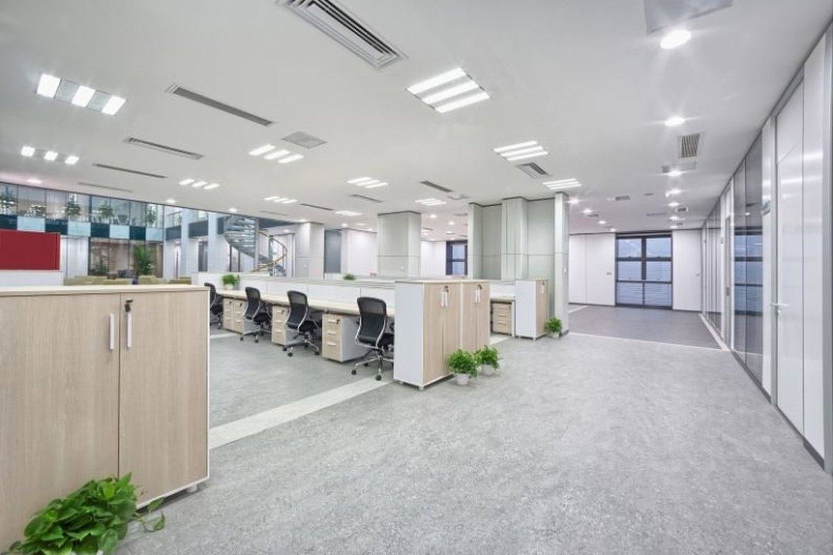 Bureaux à aires ouvertes, postes de travail et planchers entretenus