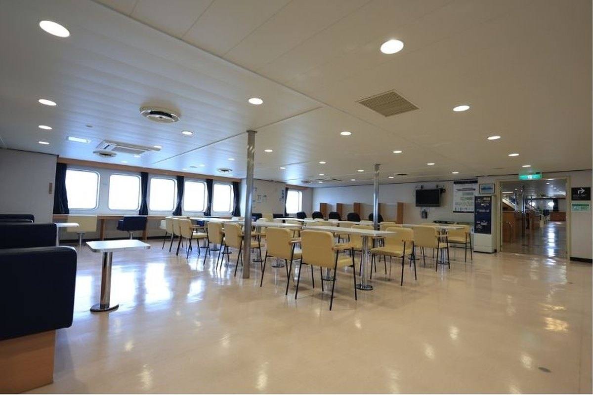Salle d'attente aux sièges alignés et planchers lustrés