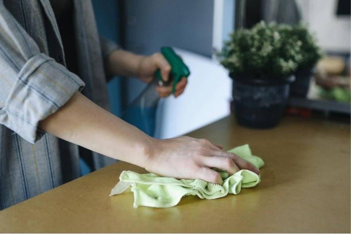 Nettoyage d'une surface de travail au chiffon et au vaporisateur