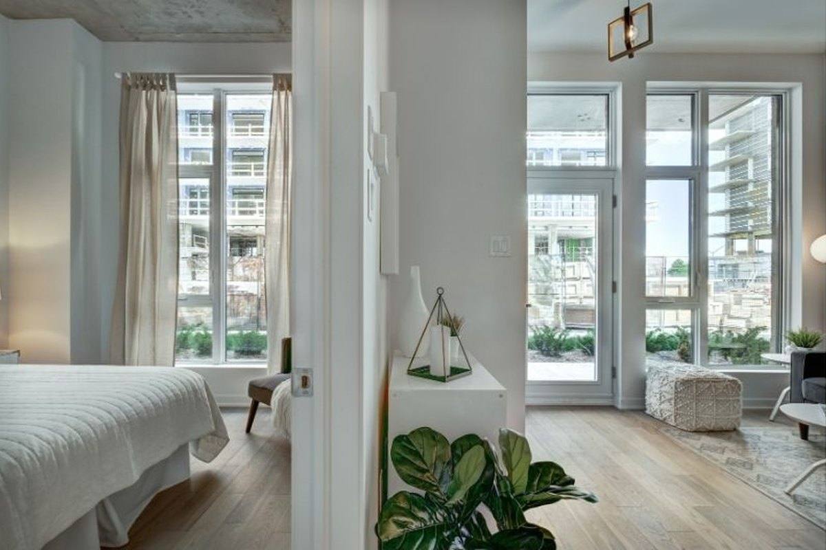 Chambre claire avec literie tendue et planchers nettoyés