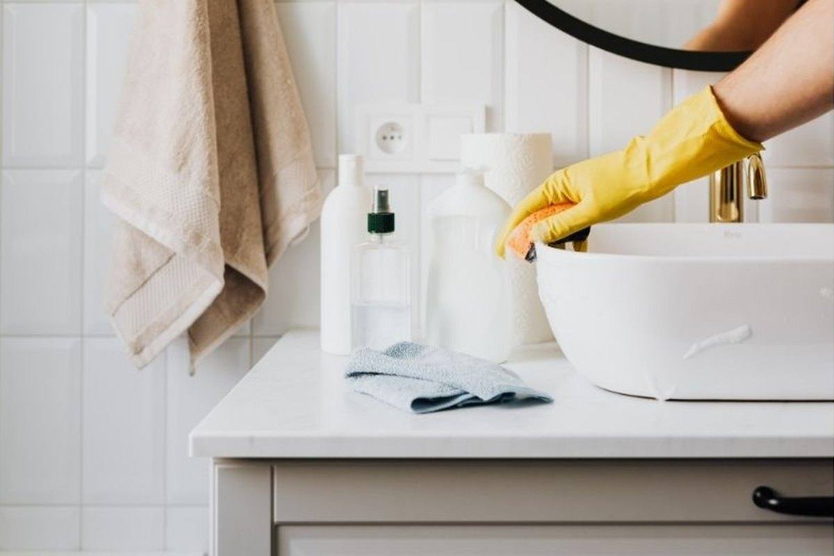 Comptoir de salle de bain nettoyé, lavabo et robinetterie